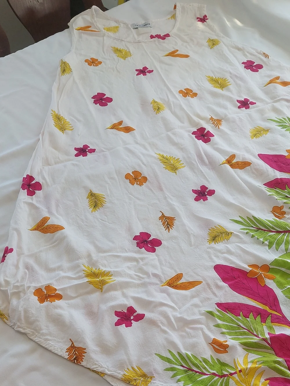Classic CW Classics White Dress with Pink Floral Accent Lightweight .Size XL - Picture 3 of 7